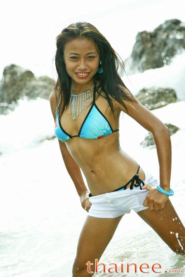Ragazza giovane tailandese che nuota in bikini
 #69952522