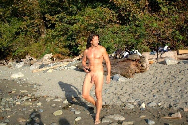 Junge Nudisten reiben sich gegenseitig ihre nackten Körper mit Öl ein
 #72256530