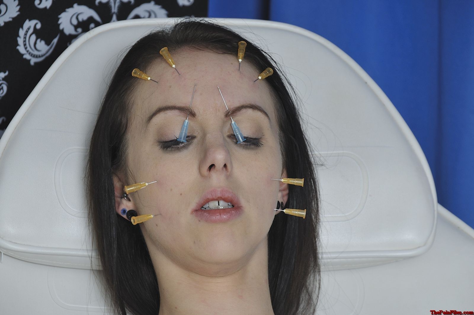 Nadel gefoltert Patienten extreme bdsm und Gesichts-Piercing Qualen von busty Schmerz
 #72062239