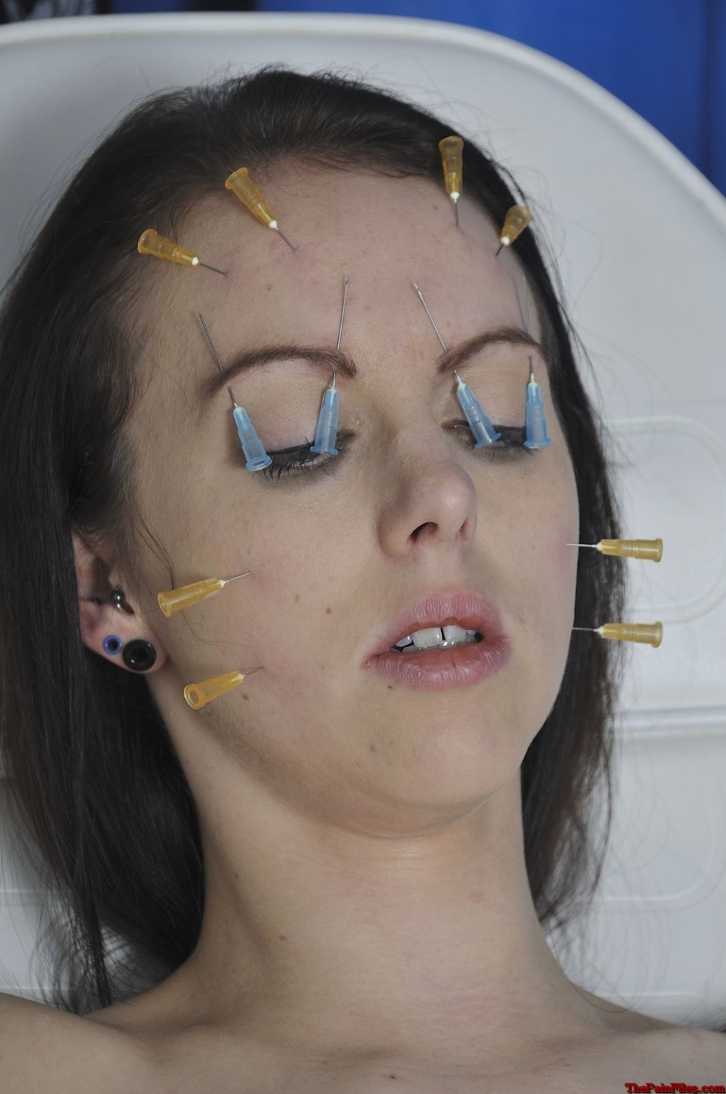 Nadel gefoltert Patienten extreme bdsm und Gesichts-Piercing Qualen von busty Schmerz
 #72062298