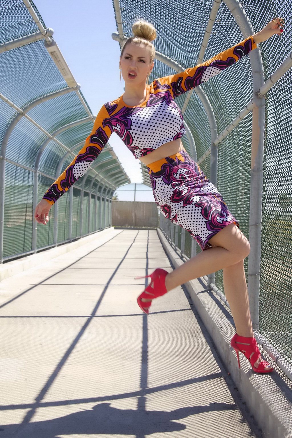 Jordan carver exponiendo su cuerpo curvilíneo en un top de vientre y una minifalda en bridge bi
 #75232614