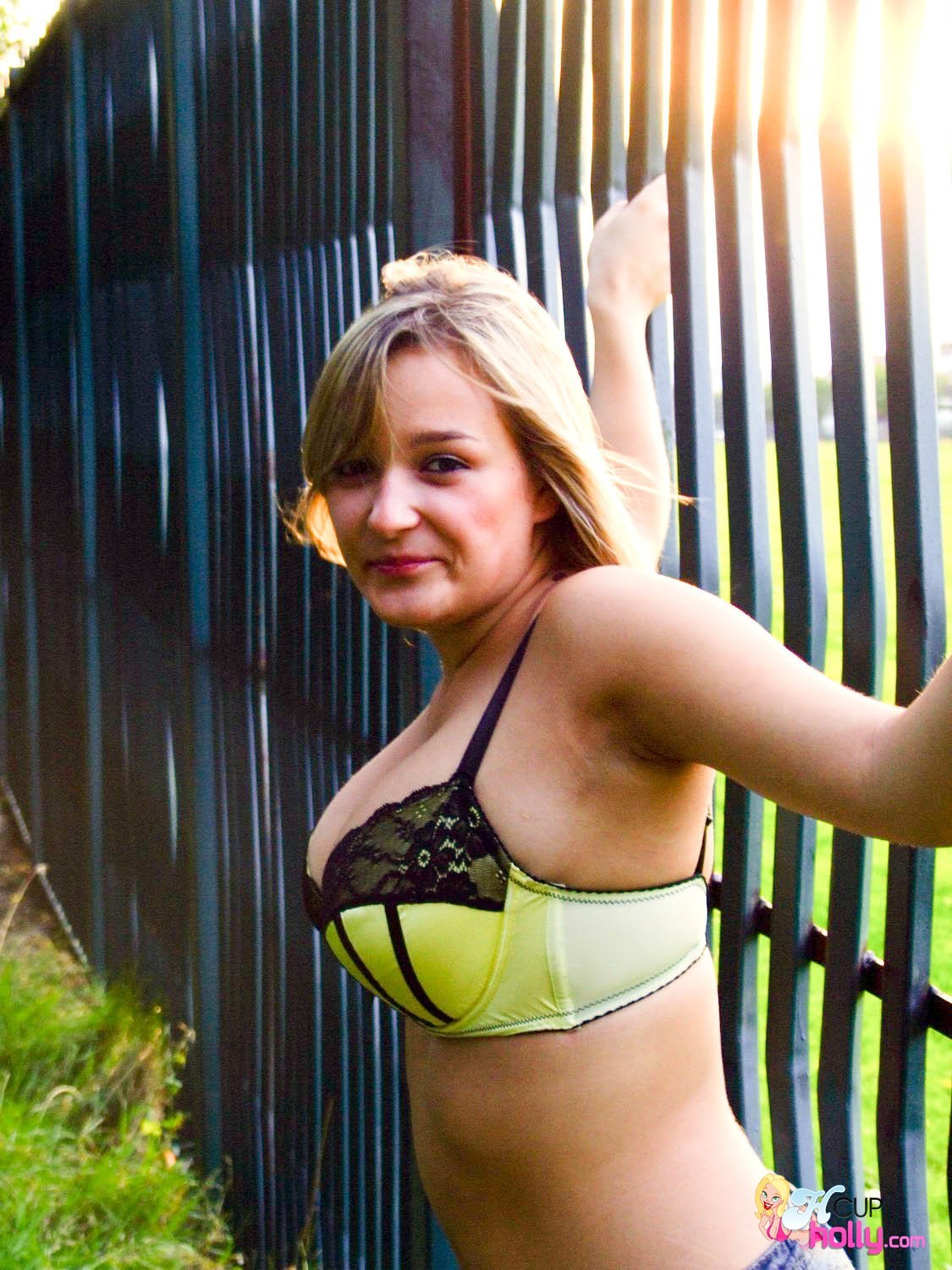 Conoce a la nueva sensación joven británica de grandes tetas
 #70253565