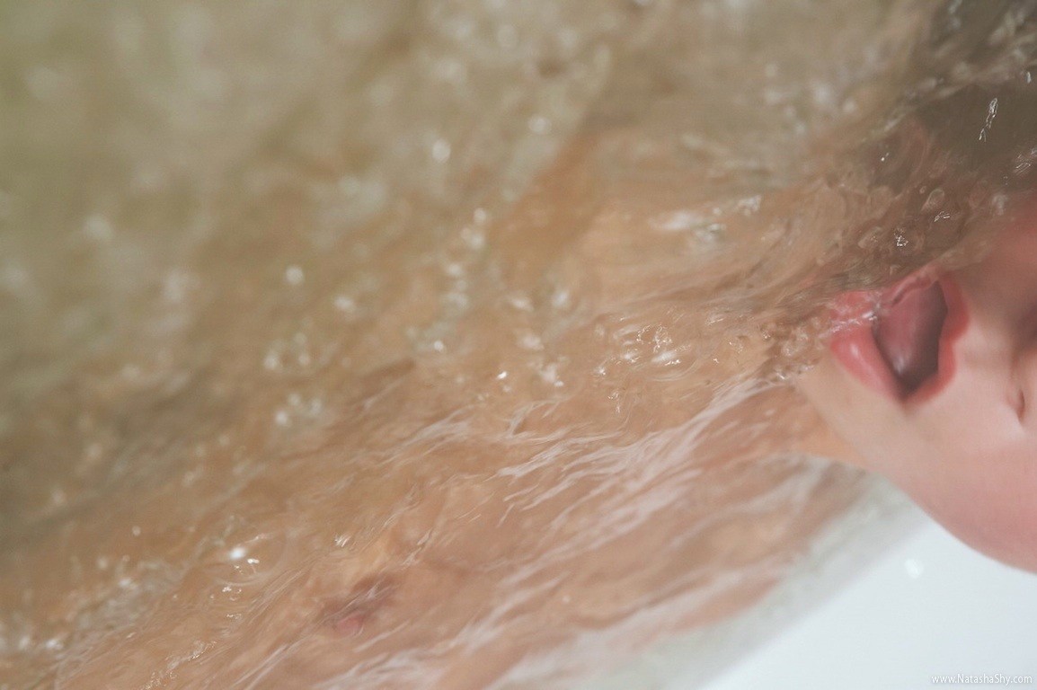 Natasha prend un bain chaud dans l'appartement de sa copine.
 #79034091