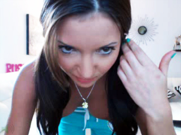 Amateur russische Studentin mit großen gefälschten Titten vor der Webcam
 #67943758