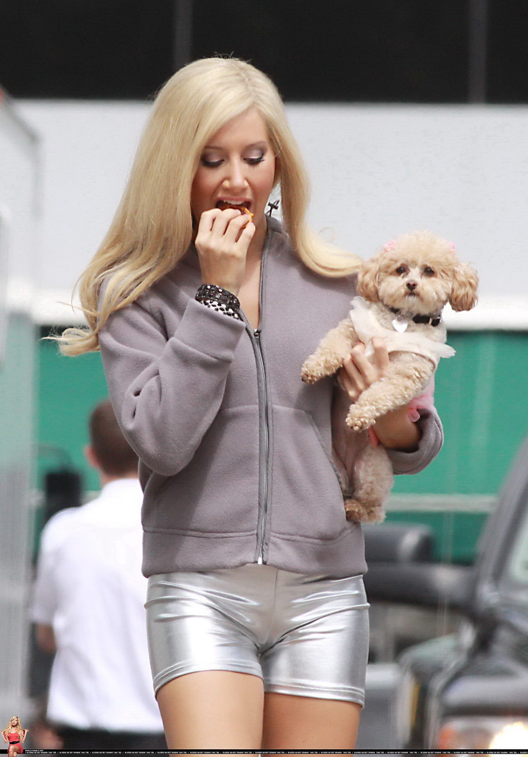 Ashley tisdale zeigt Cameltoe in engen silbernen Shorts am Set
 #75346179