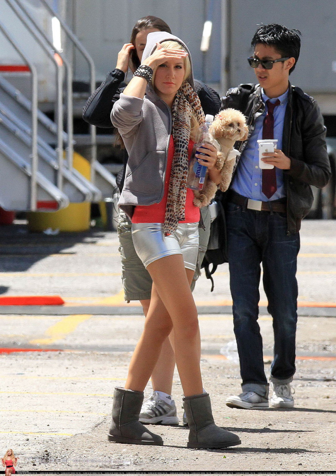 Ashley tisdale montrant un cameltoe dans un short argenté moulant sur le plateau de tournage
 #75346233