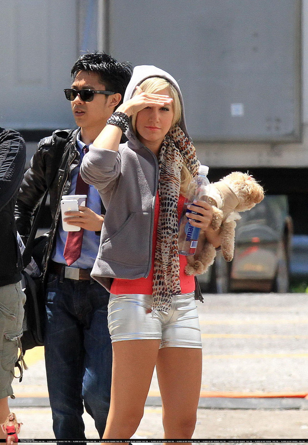 Ashley tisdale zeigt Cameltoe in engen silbernen Shorts am Set
 #75346249