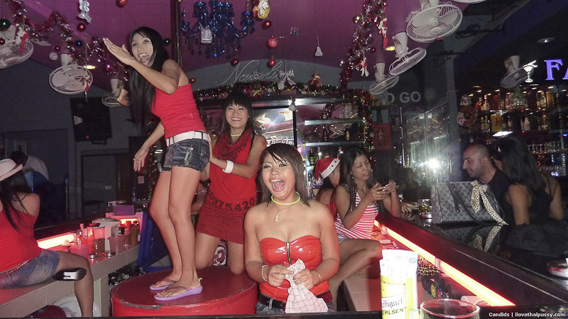 De vraies putes de rue thaïlandaises flirtent avec des touristes sexuels, des salopes asiatiques.
 #69873457