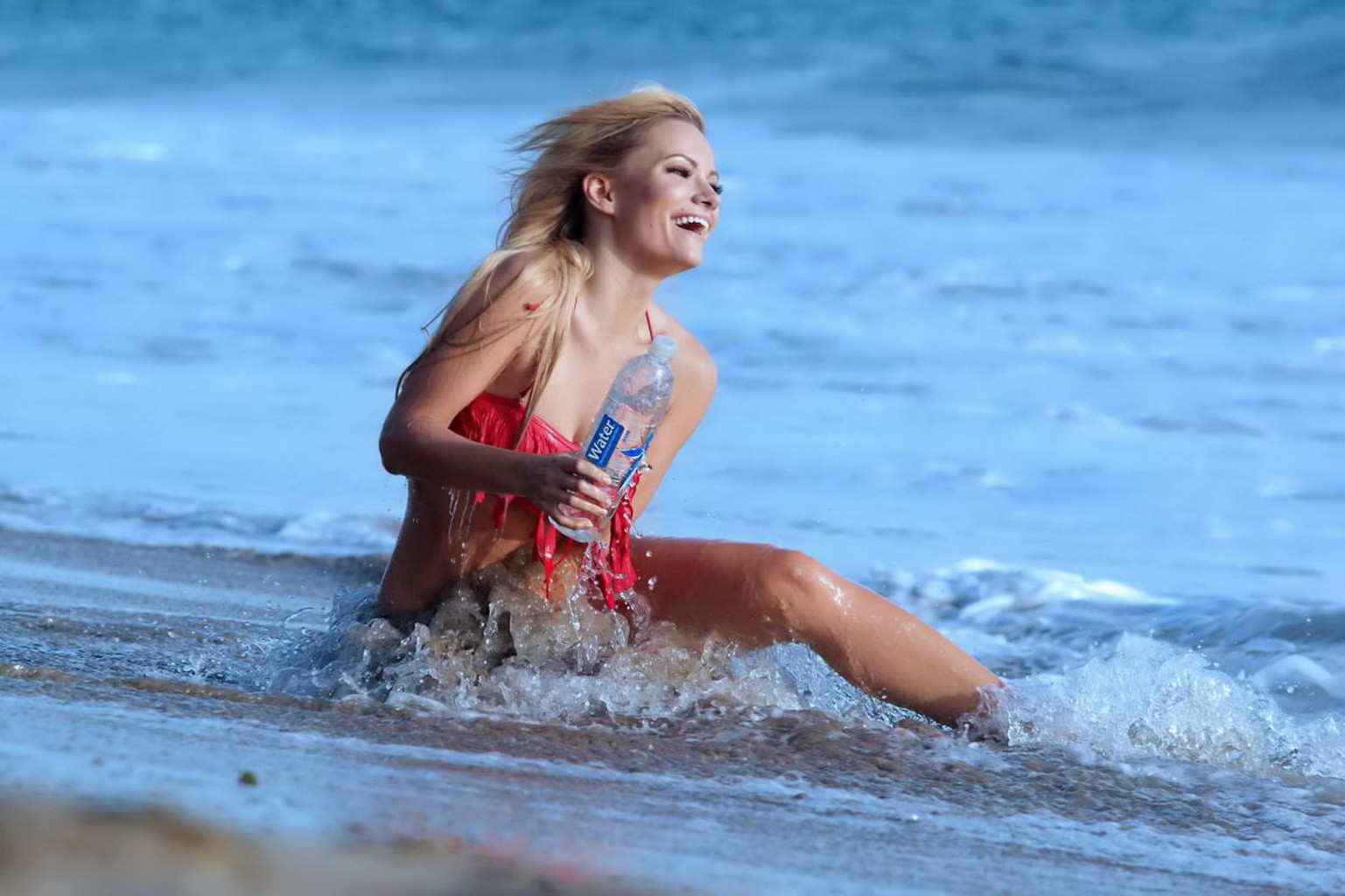 ケイトリン・オコナー、パ州のビーチで赤のスケスケビキニを着てカマボコを見せるバストアップ姿
 #75176033