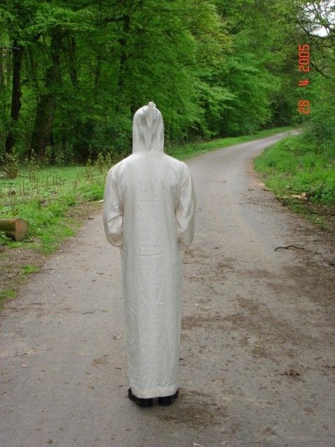 森の中でセクシーなロングドレスに身を包んだフィットネスが登場
 #71491912