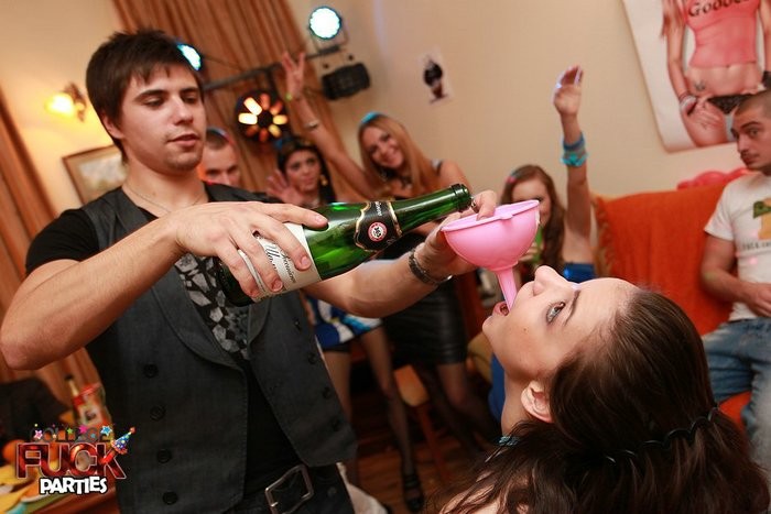 Wilde Studentinnen-Sexszenen von den besten College-Fick-Partys
 #79008119