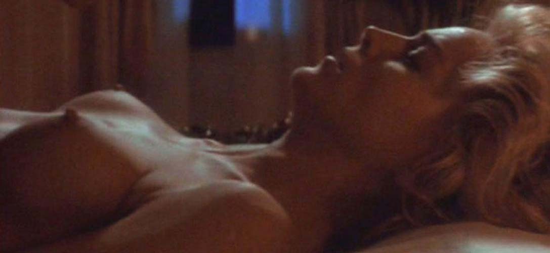 Sharon stone che mostra il loro corpo incantevole super sexy e grandi tette
 #75313991