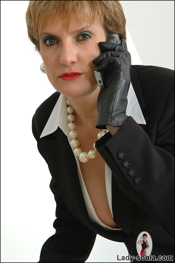 Geschäftsfrau saugt Schwanz beim Telefonieren
 #78502965
