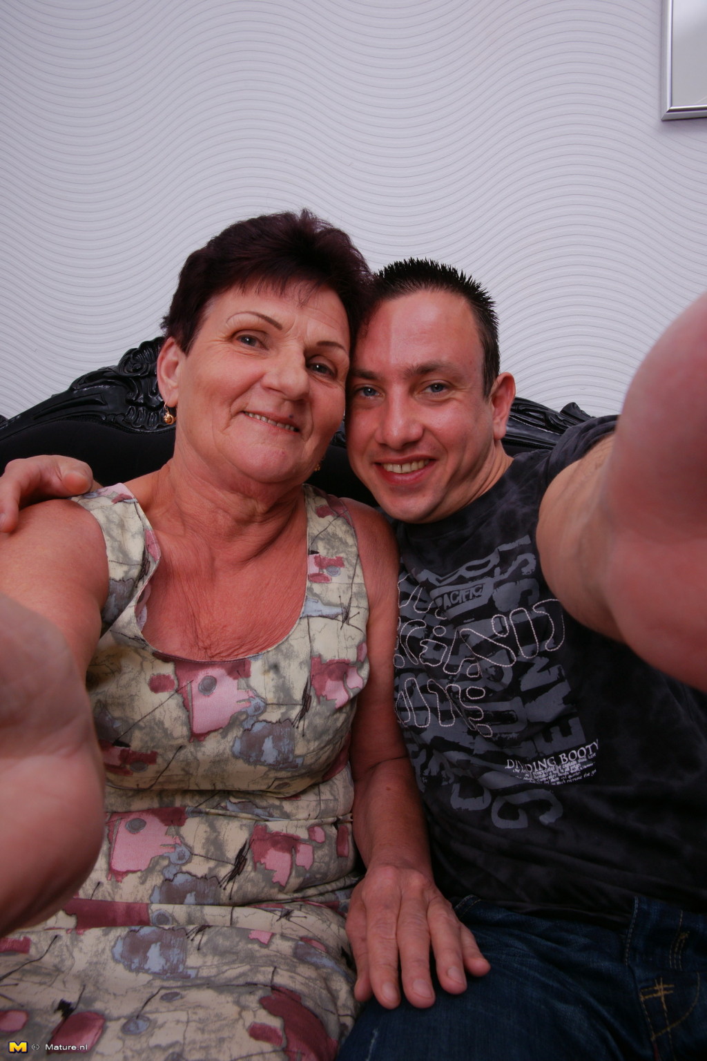 Diese reife Dame liebt es, mit einem Toyboy herumzualbern
 #77196740