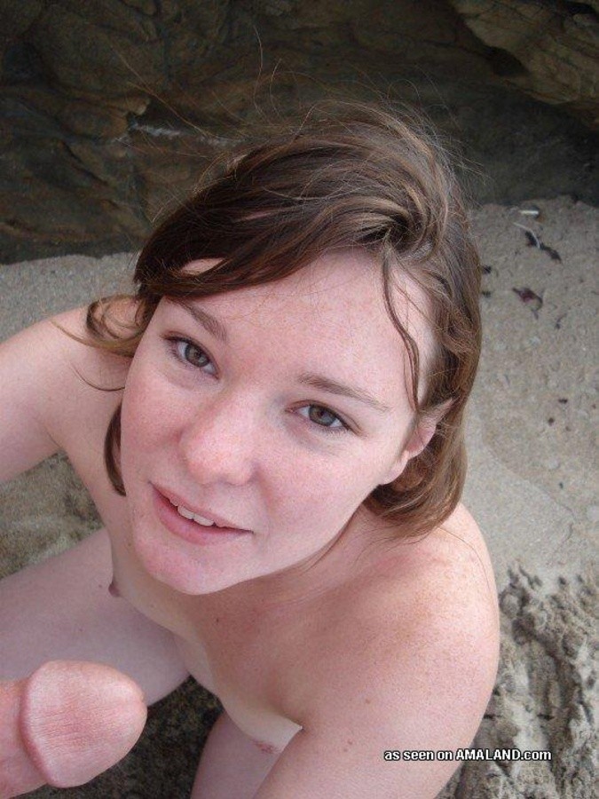 Zwei freche Babes posieren nackt im Freien für ihre Bfs
 #67231530