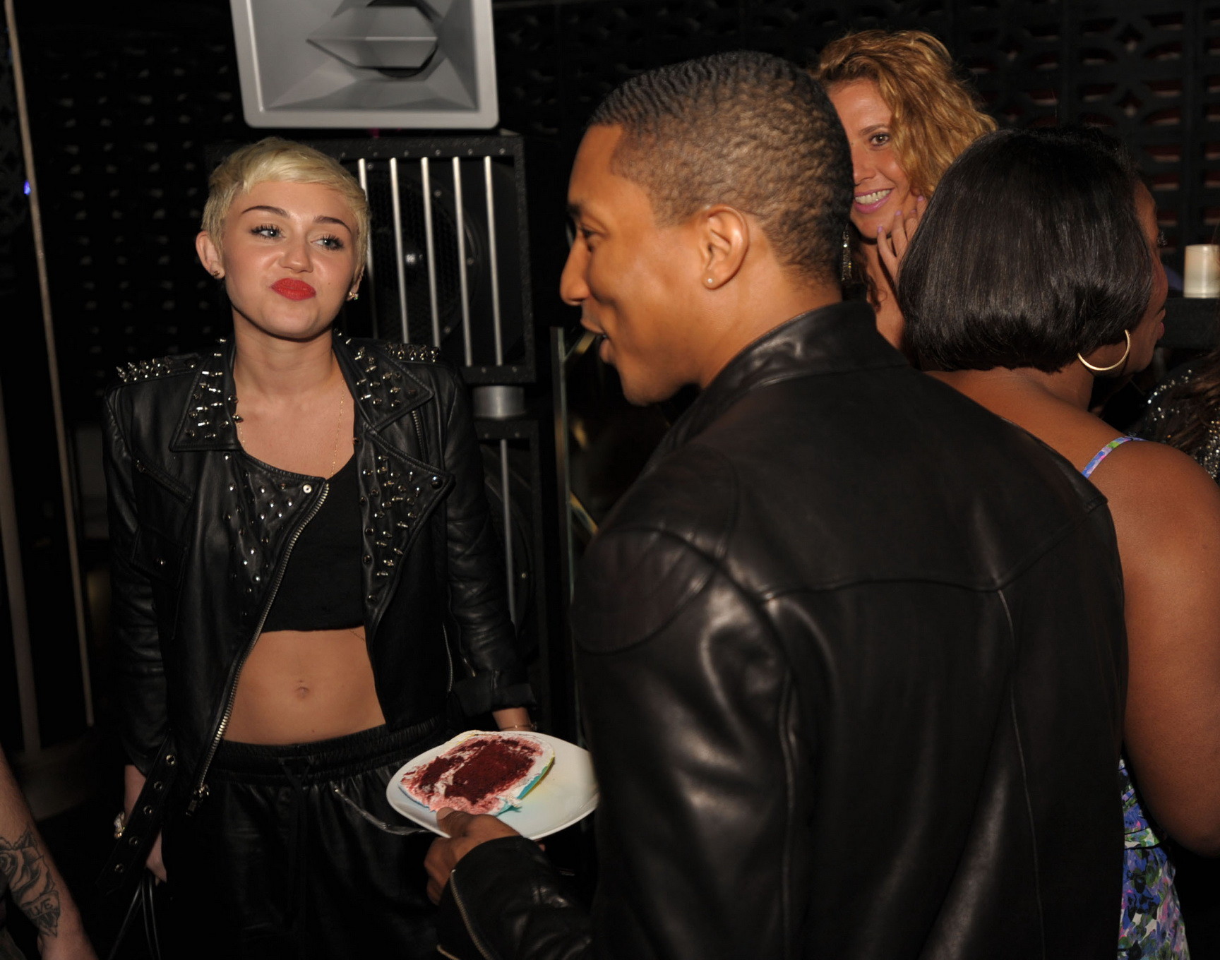 Miley Cyrus indossa top nero sulla pancia e pantaloncini di pelle alla nascita di Pharrell Williams
 #75236231