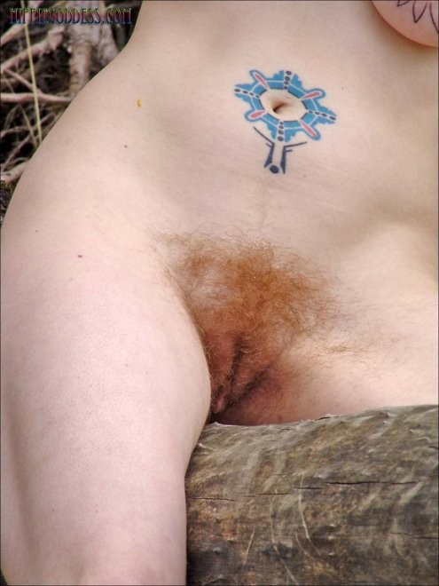Pelirroja cabeza de chorlito desnuda en el bosque
 #77323906
