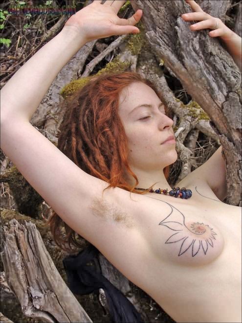 Nymphe de la forêt, rousse et dreadhead, nue en pleine nature
 #77323936