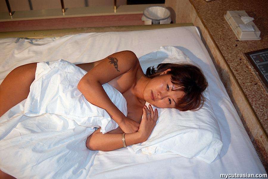 Arrapata moglie giapponese in posa nuda in hotel
 #77726241