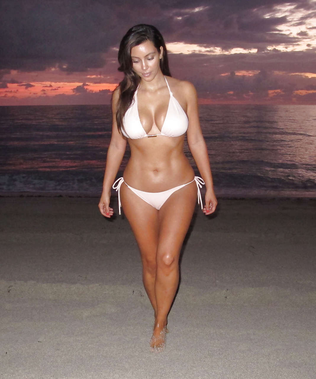 Kim Kardashian che espone grandi tette e corpo sexy in bikini
 #75231911