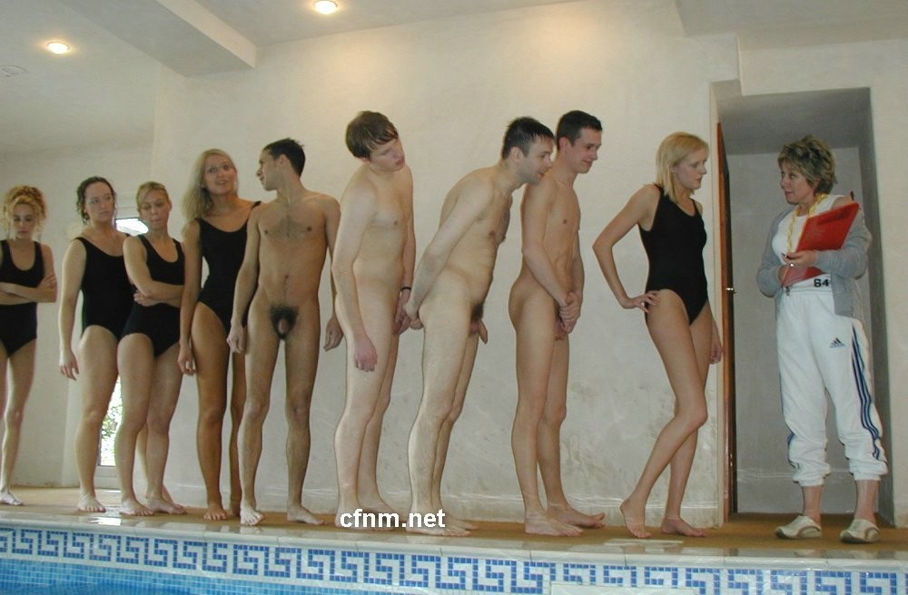 罰として裸で泳ぐように命じられた男子学生たち
 #67345976