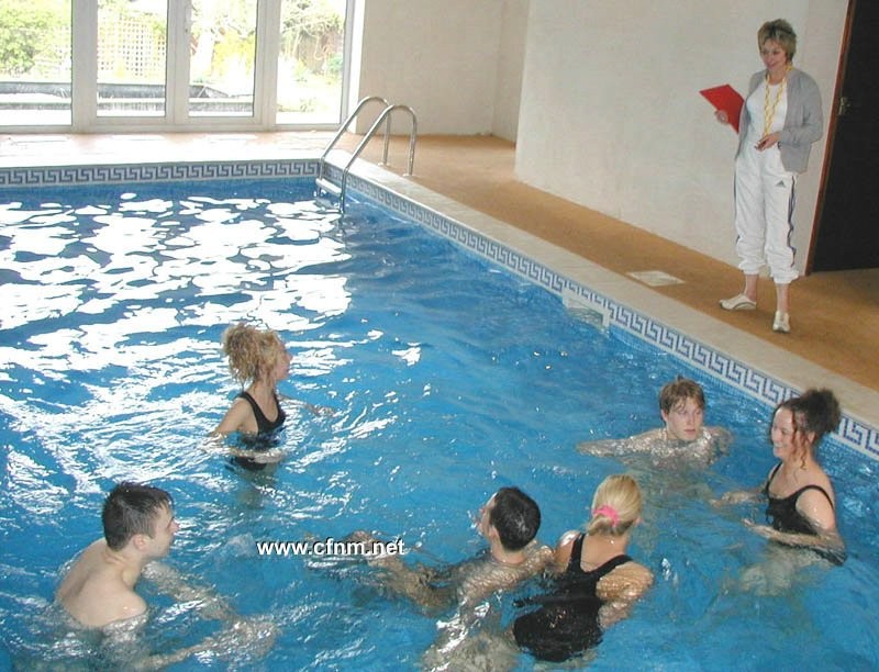 Escolares ordenados a nadar desnudos como su castigo
 #67345982