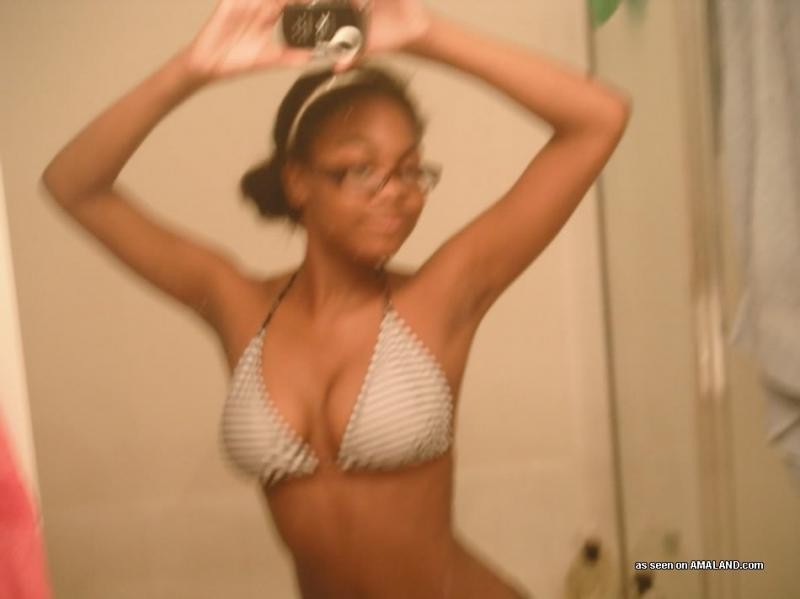 Teen mit schönen runden Brüsten camwhoring in ihrem sexy Bikini
 #73316476
