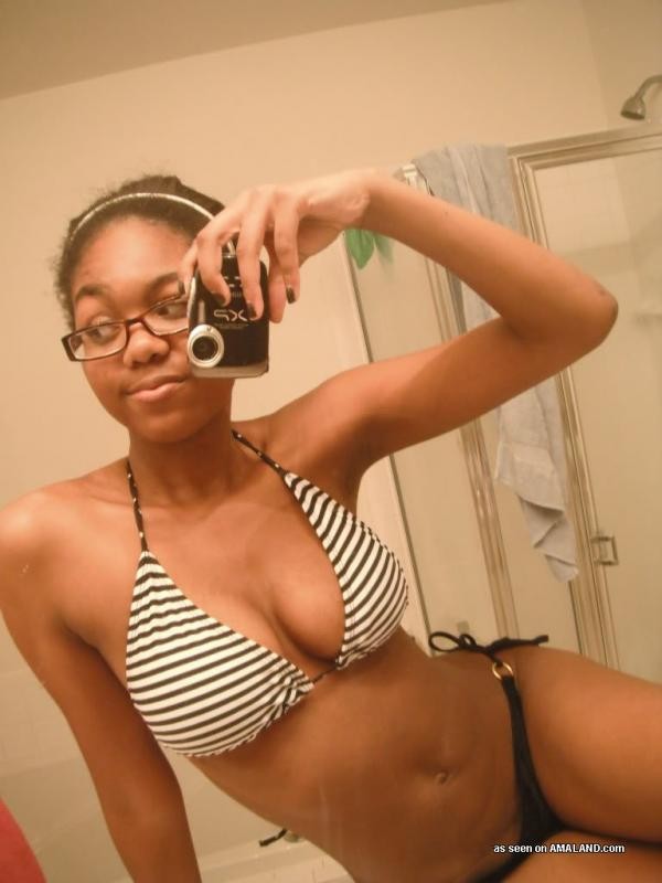 Jeune avec de beaux seins ronds en bikini sexy.
 #73316489
