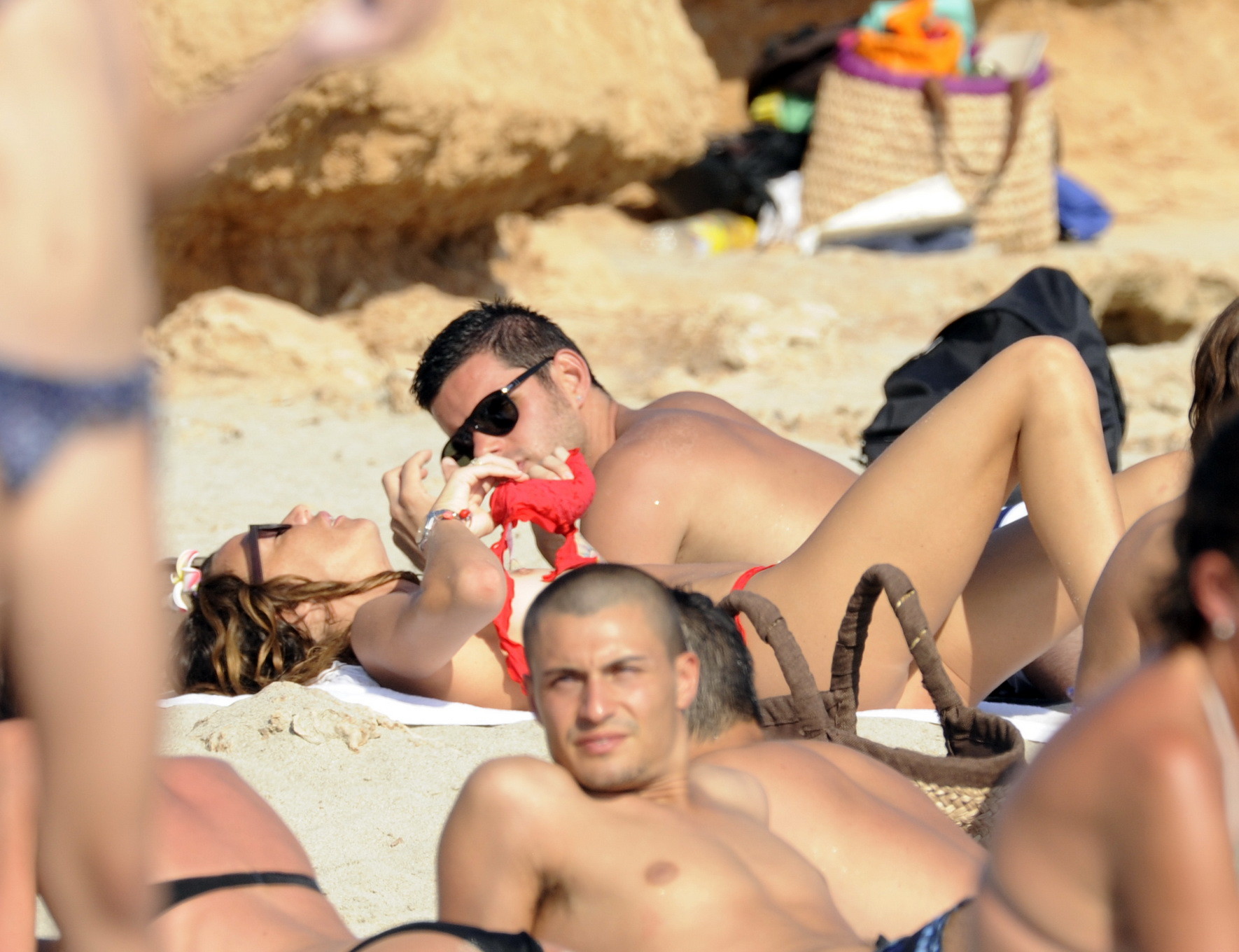 Alessia fabiani prise les seins nus sur la plage de formentera
 #75291075