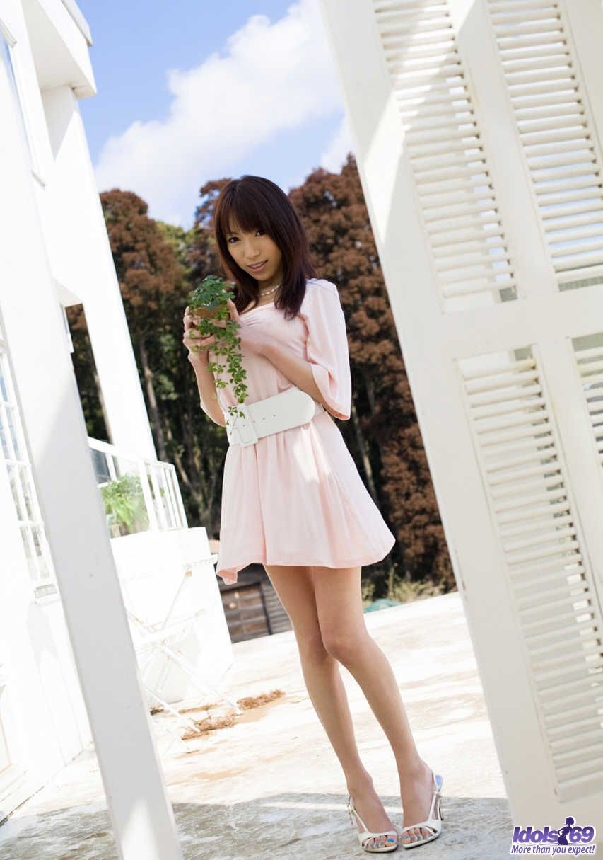 Mignonne japonaise en rose qui expose son cul
 #69858892