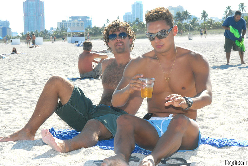 Schauen Sie sich diese heißen Stangen rauchen einige Pole auf der Strand-Party in diesen heißen ficken
 #76955600