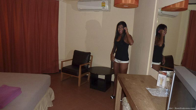 Fille thaïlandaise brune ramassée à la discothèque marine de Pattaya et baisée dans une chambre d'hôtel
 #69884416