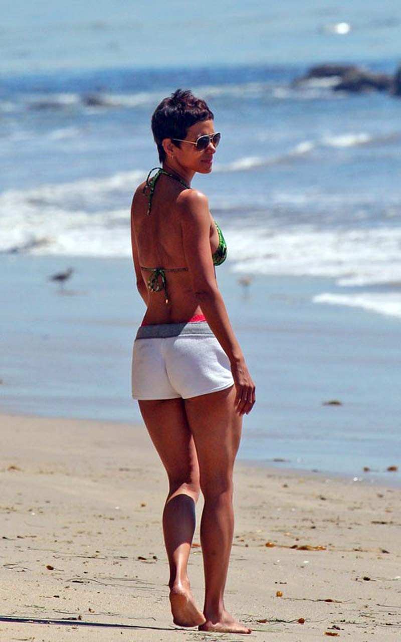 Halle berry exposant son corps sexy et ses énormes seins en bikini sur la plage
 #75310100