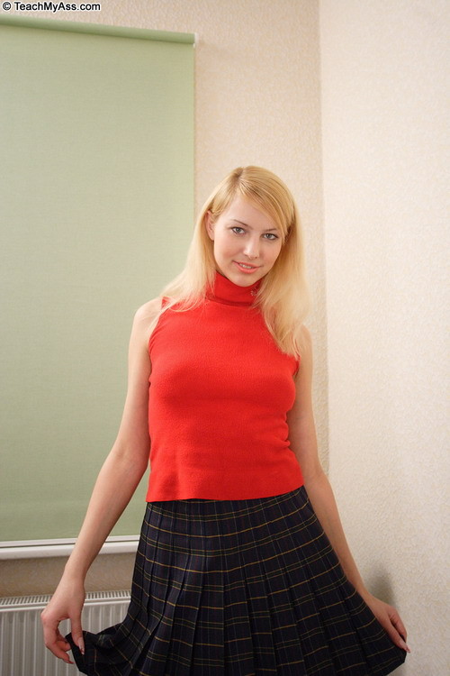 Süßes junges unerfahrenes blondes Küken verliert ihre anale Jungfräulichkeit
 #69270674