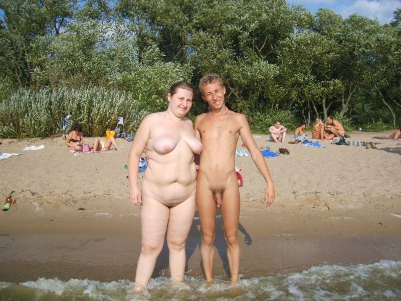 Schau dir diese Nudistin an, die ihre rasierte Muschi zeigt
 #72252245