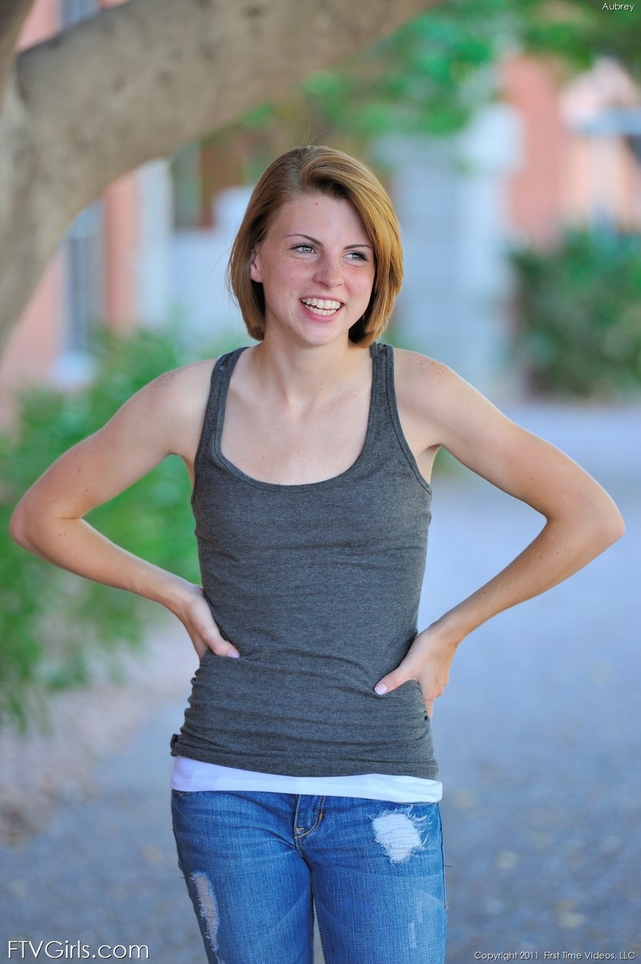 Pequeña joven con un pequeño coño sexy
 #75661894