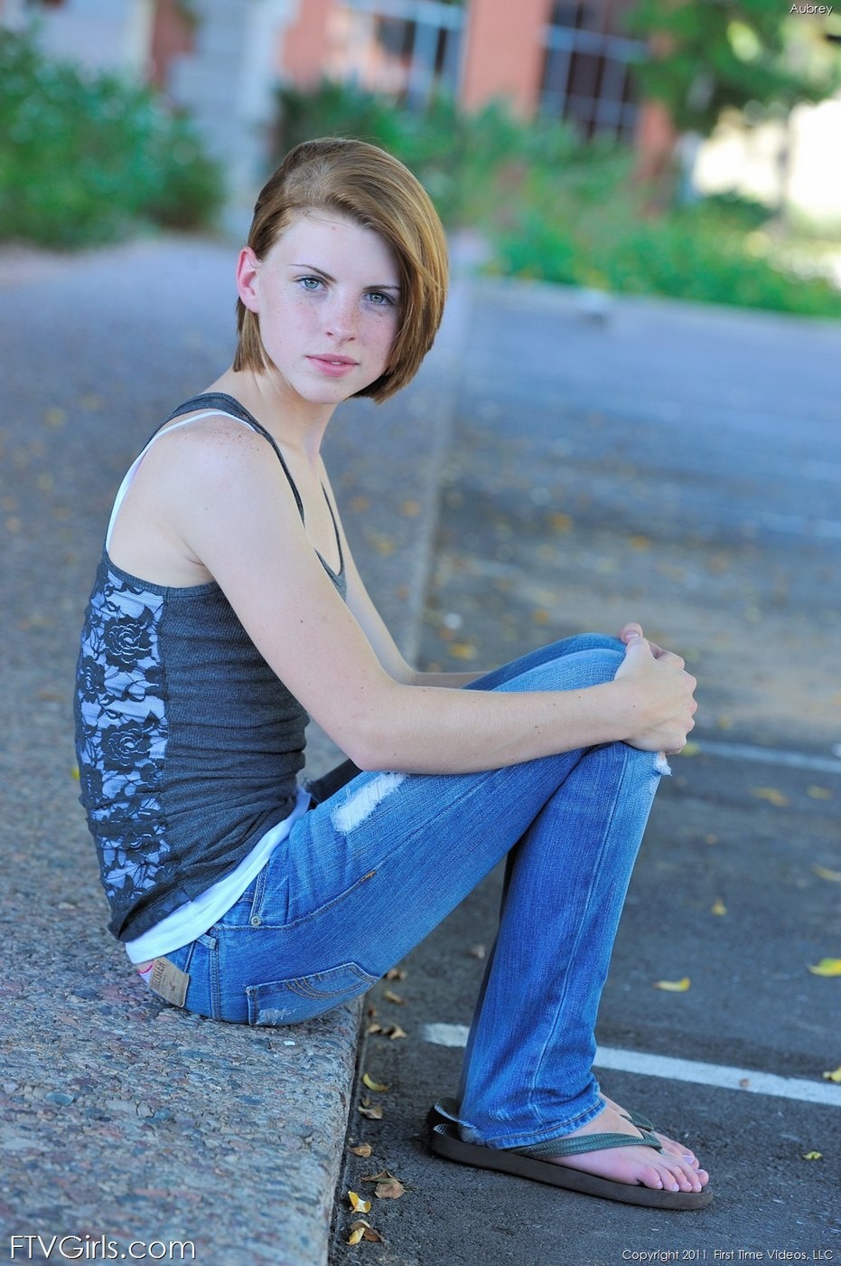 Pequeña joven con un pequeño coño sexy
 #75661924