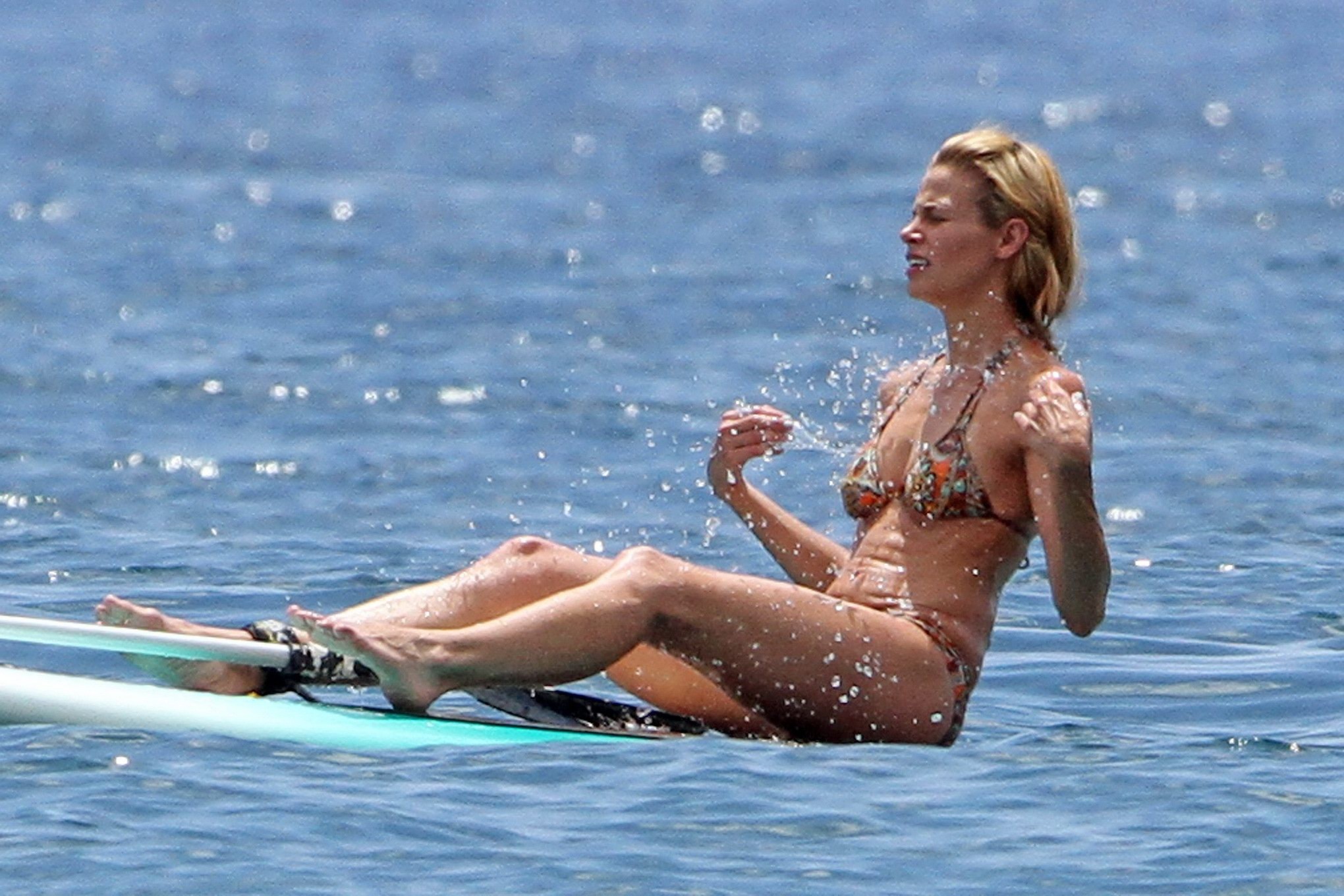 Brooke burns en bikini faisant du paddle surfing sur une plage hawaïenne #75304159