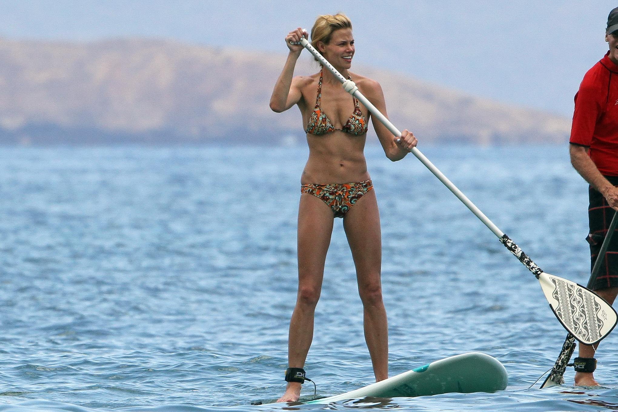 Brooke Burns im Bikini beim Paddle-Surfen an einem hawaiianischen Strand
 #75304171