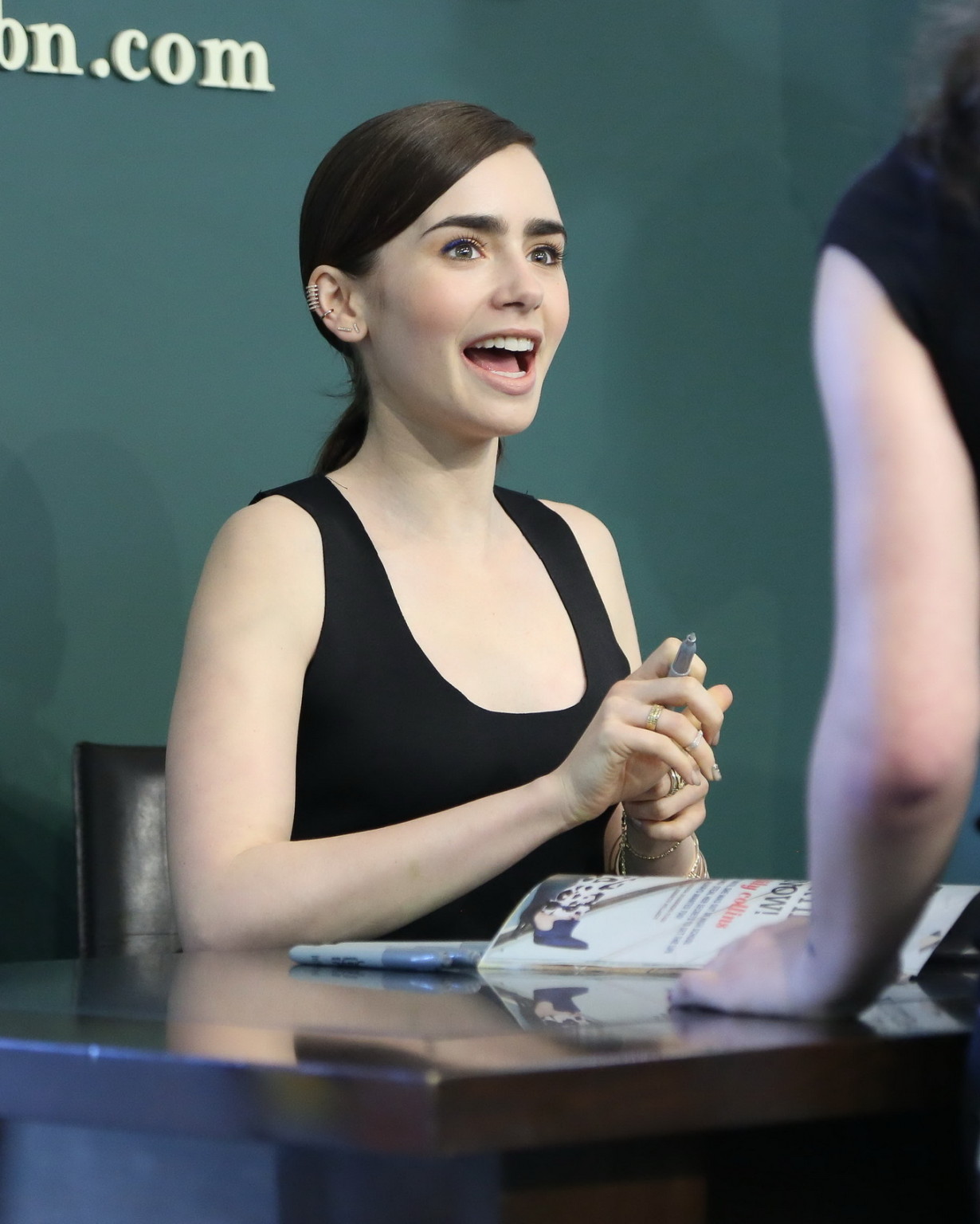 Lily Collins sieht heiß aus in schwarzem bauchfreien Top und Lederrock bei seventen mag
 #75222003