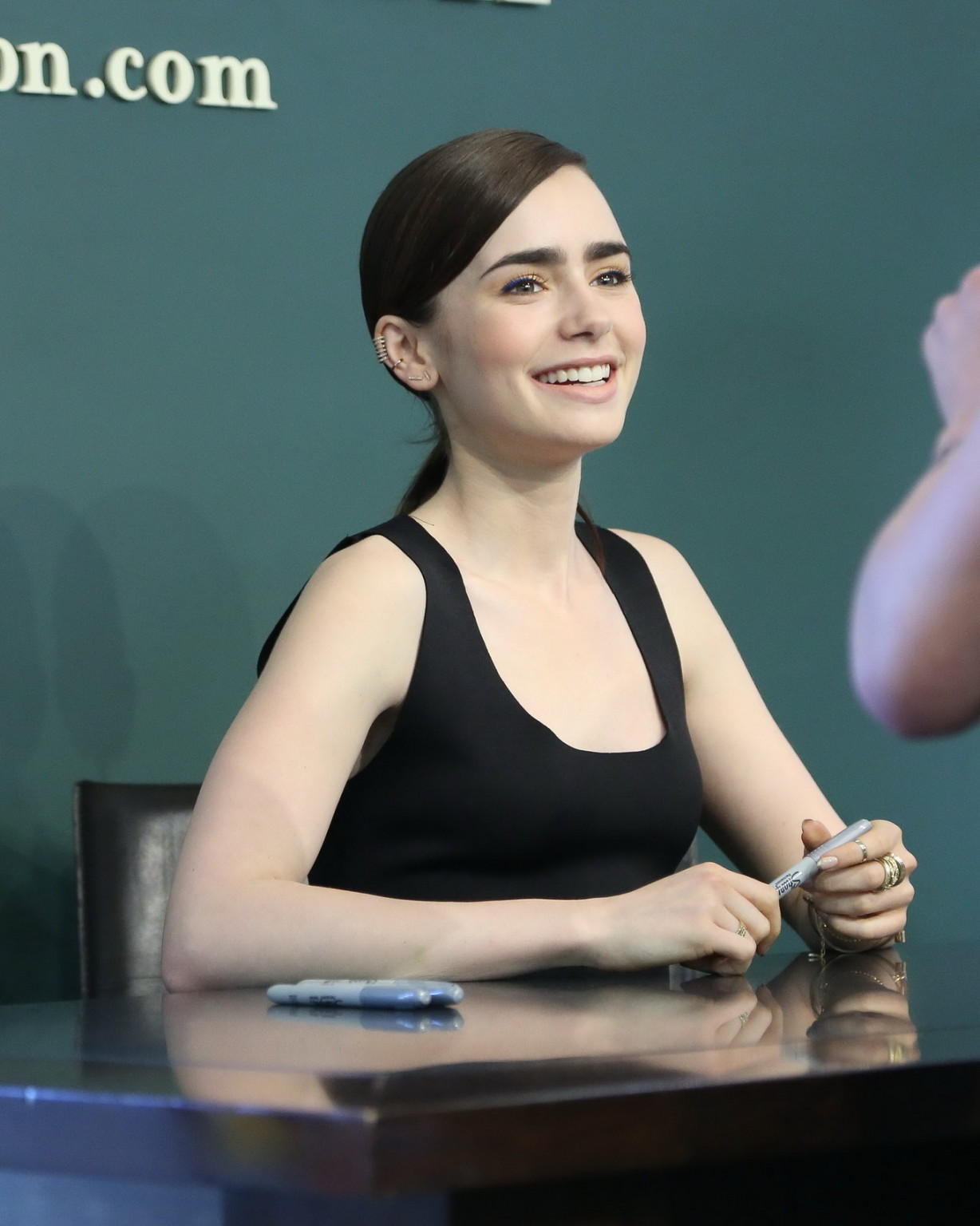 Lily Collins sieht heiß aus in schwarzem bauchfreien Top und Lederrock bei seventen mag
 #75222011