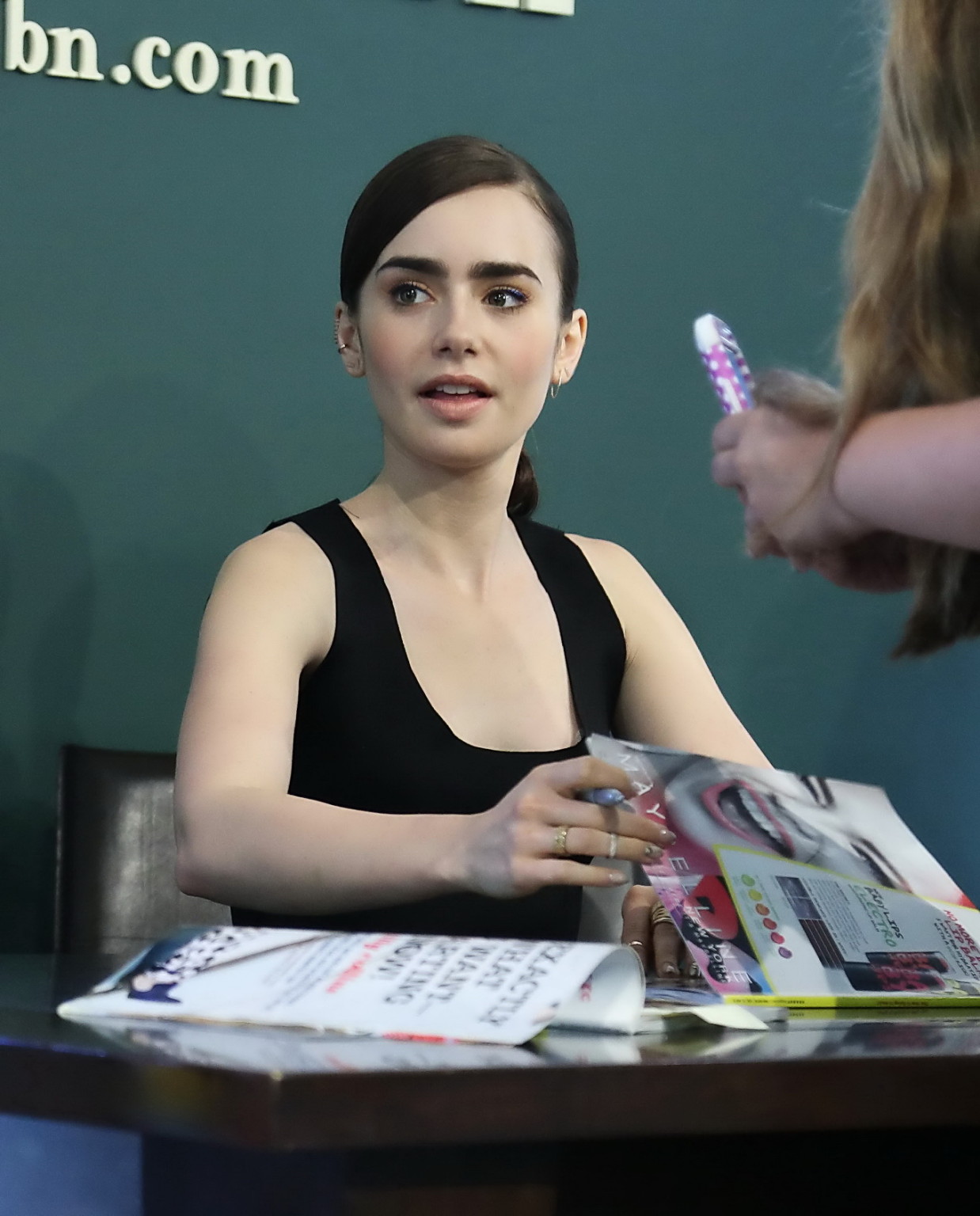 Lily Collins est sexy en portant un débardeur noir et une jupe en cuir au magazine Seventen.
 #75222019