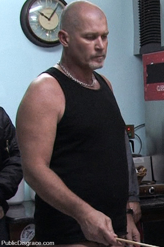 Chica amateur caliente follada en una cafetería y obligada a hacer bj's a extraños
 #76830854