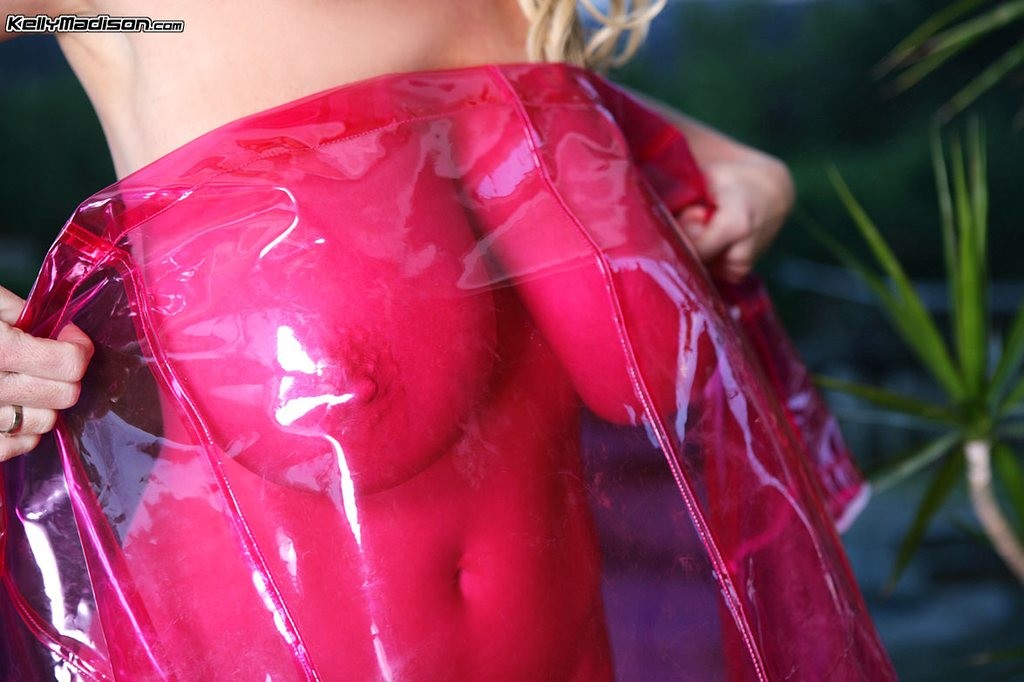 La milf blonde Kelly Madison ne porte qu'un imperméable
 #73663837