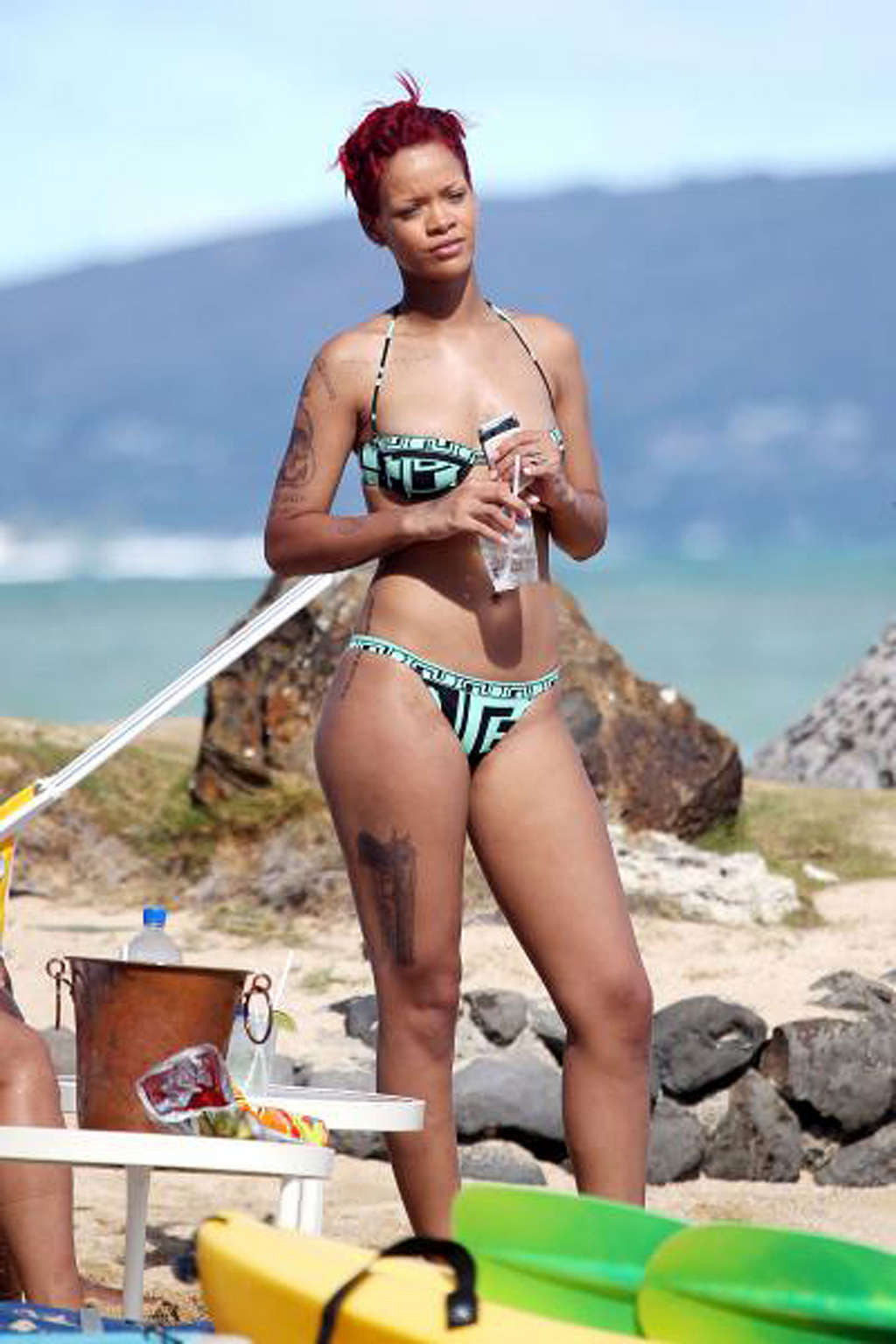 Rihanna che espone il suo corpo sexy e il suo culo sexy in bikini sulla spiaggia
 #75334233