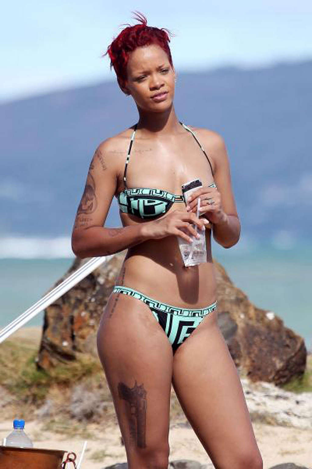 Rihanna exponiendo su cuerpo sexy y su culo caliente en bikini en la playa
 #75334242