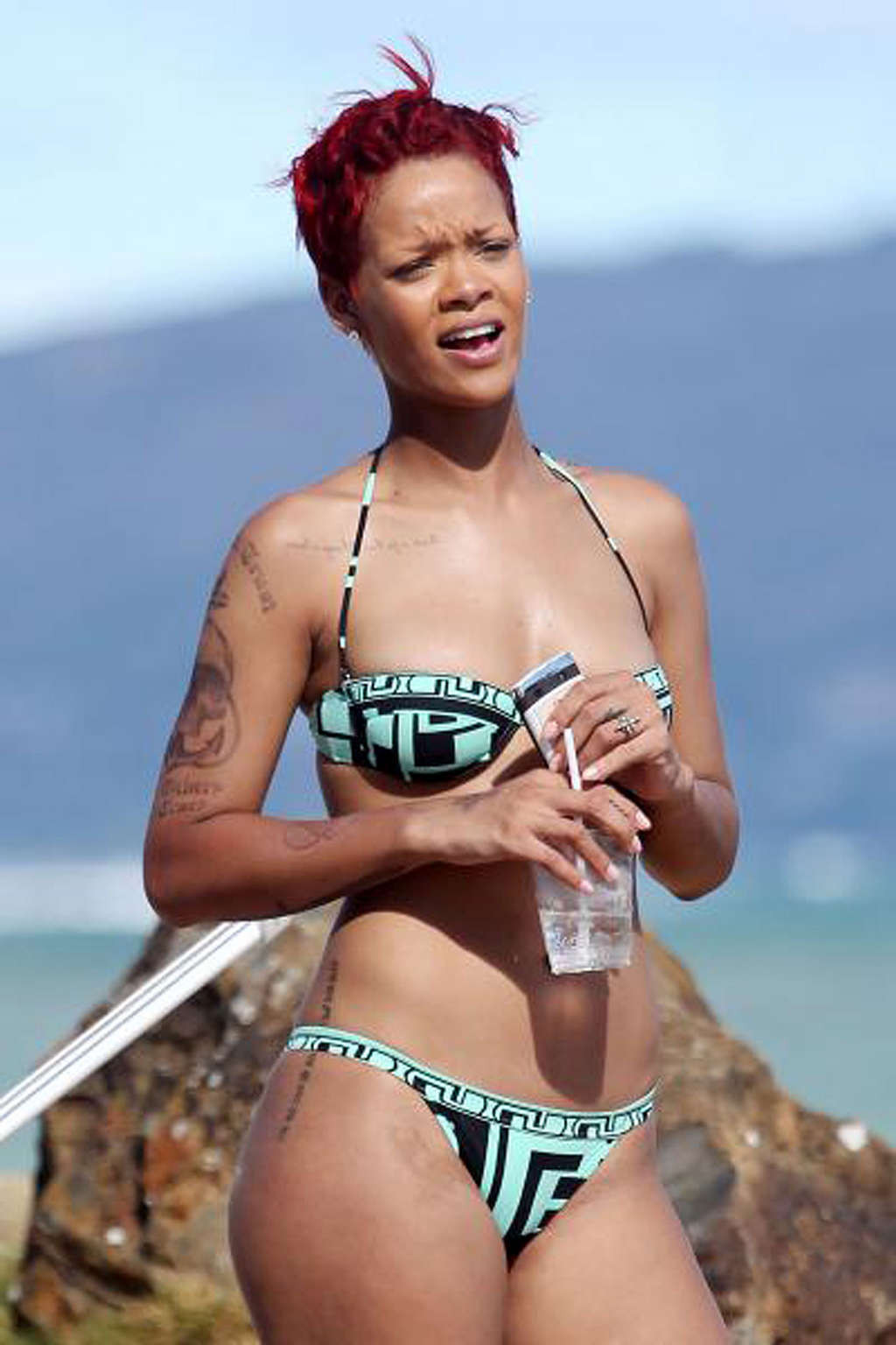 Rihanna exponiendo su cuerpo sexy y su culo caliente en bikini en la playa
 #75334246