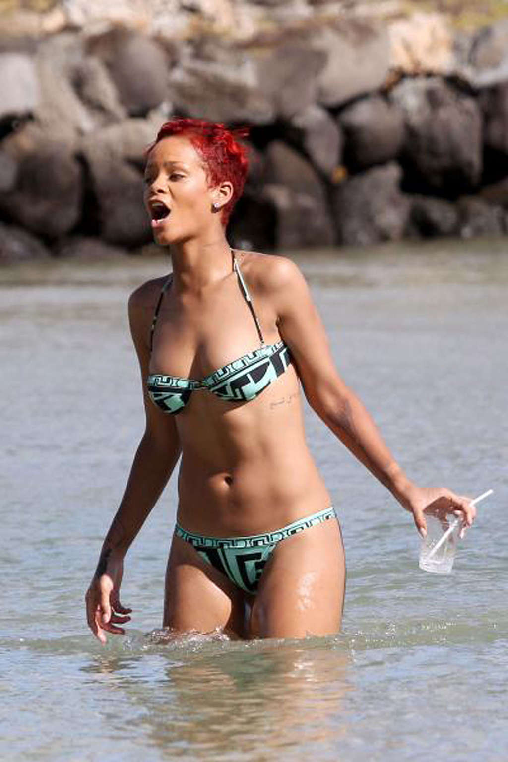 Rihanna exponiendo su cuerpo sexy y su culo caliente en bikini en la playa
 #75334260