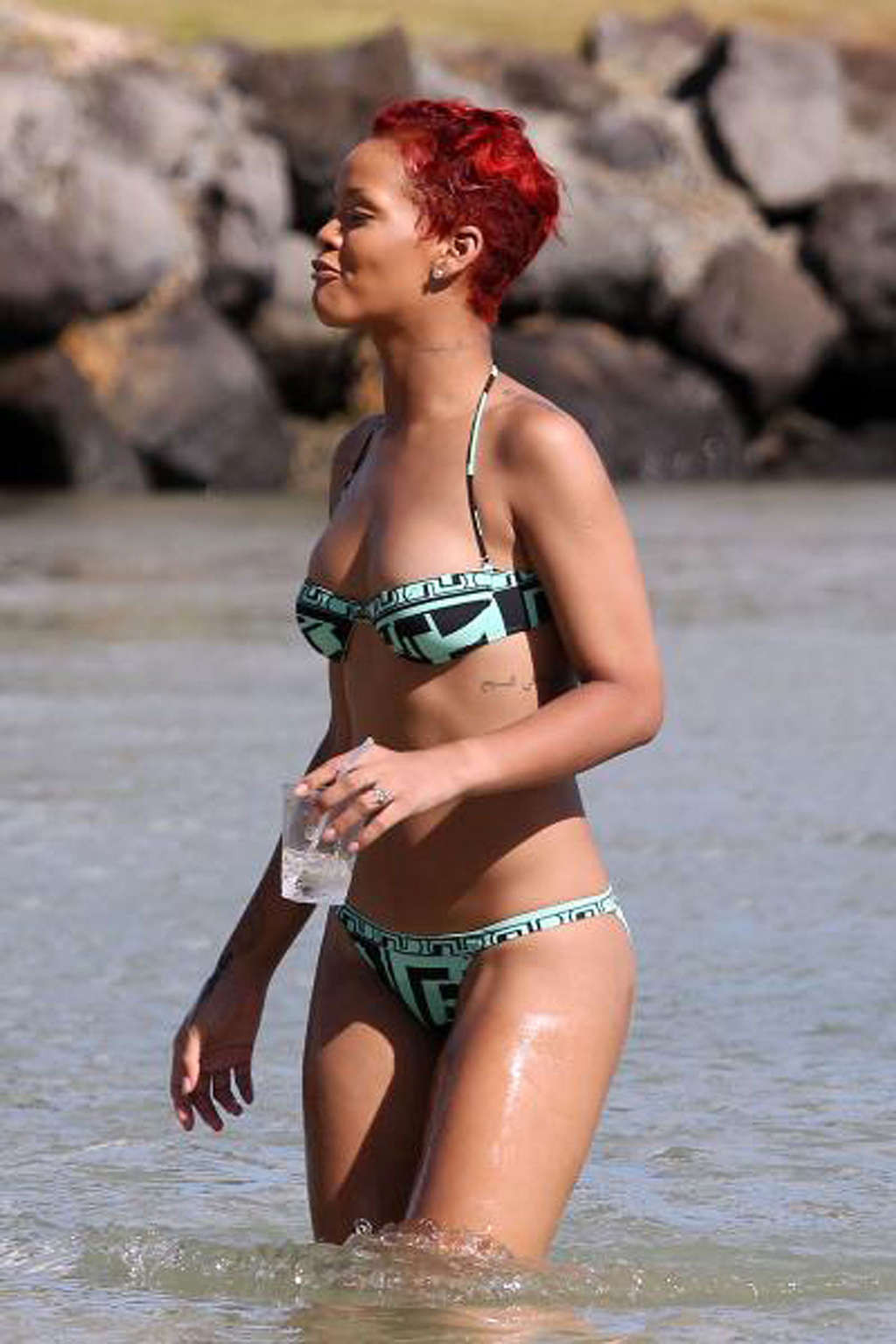Rihanna exponiendo su cuerpo sexy y su culo caliente en bikini en la playa
 #75334281