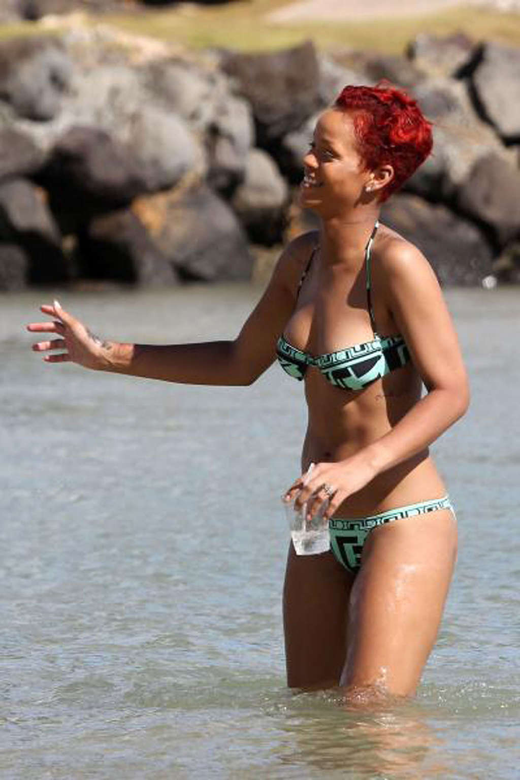 Rihanna exponiendo su cuerpo sexy y su culo caliente en bikini en la playa
 #75334292